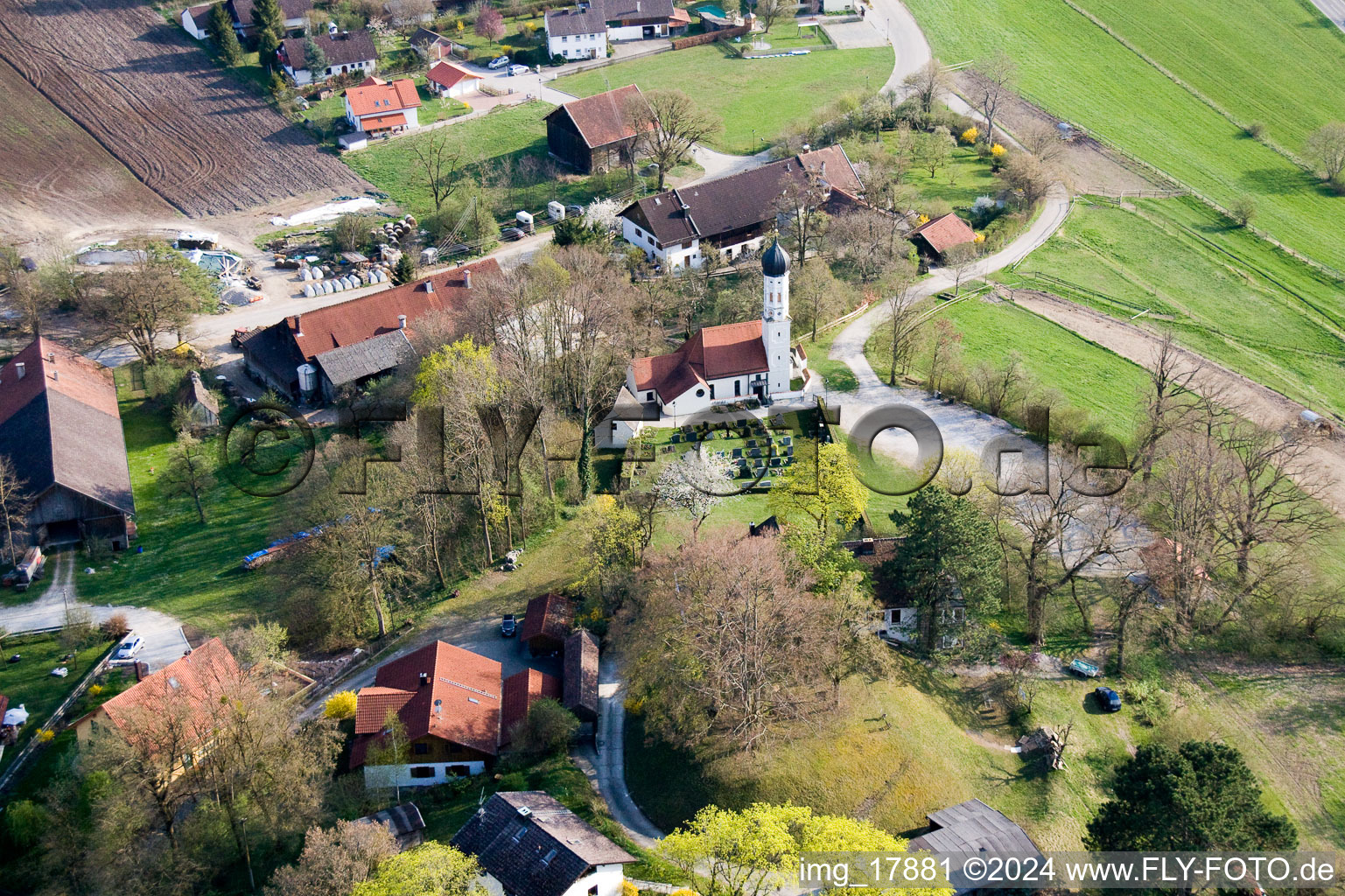 Vue aérienne de Cimetière à l'église à le quartier Mitterfischen in Pähl dans le département Bavière, Allemagne