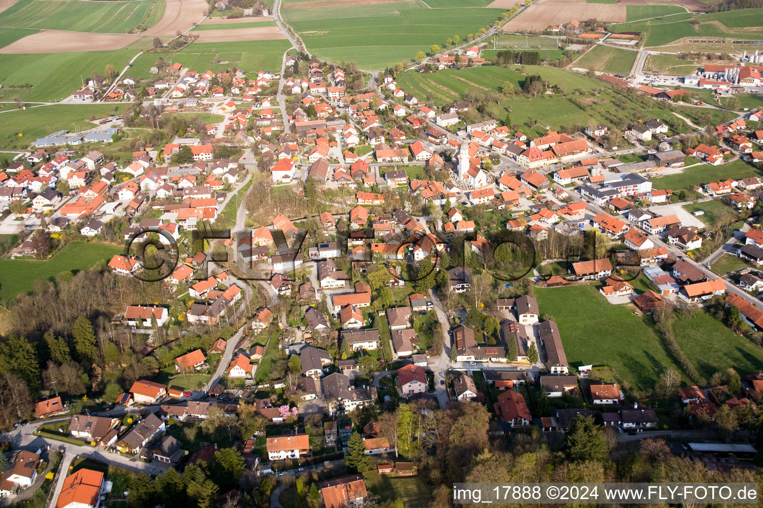 Vue aérienne de Vue sur le village à le quartier Erling in Andechs dans le département Bavière, Allemagne