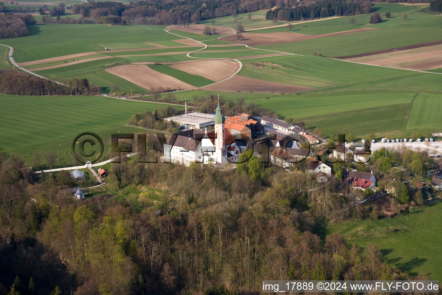 Vue aérienne de Brasserie du monastère à Andechs dans le département Bavière, Allemagne