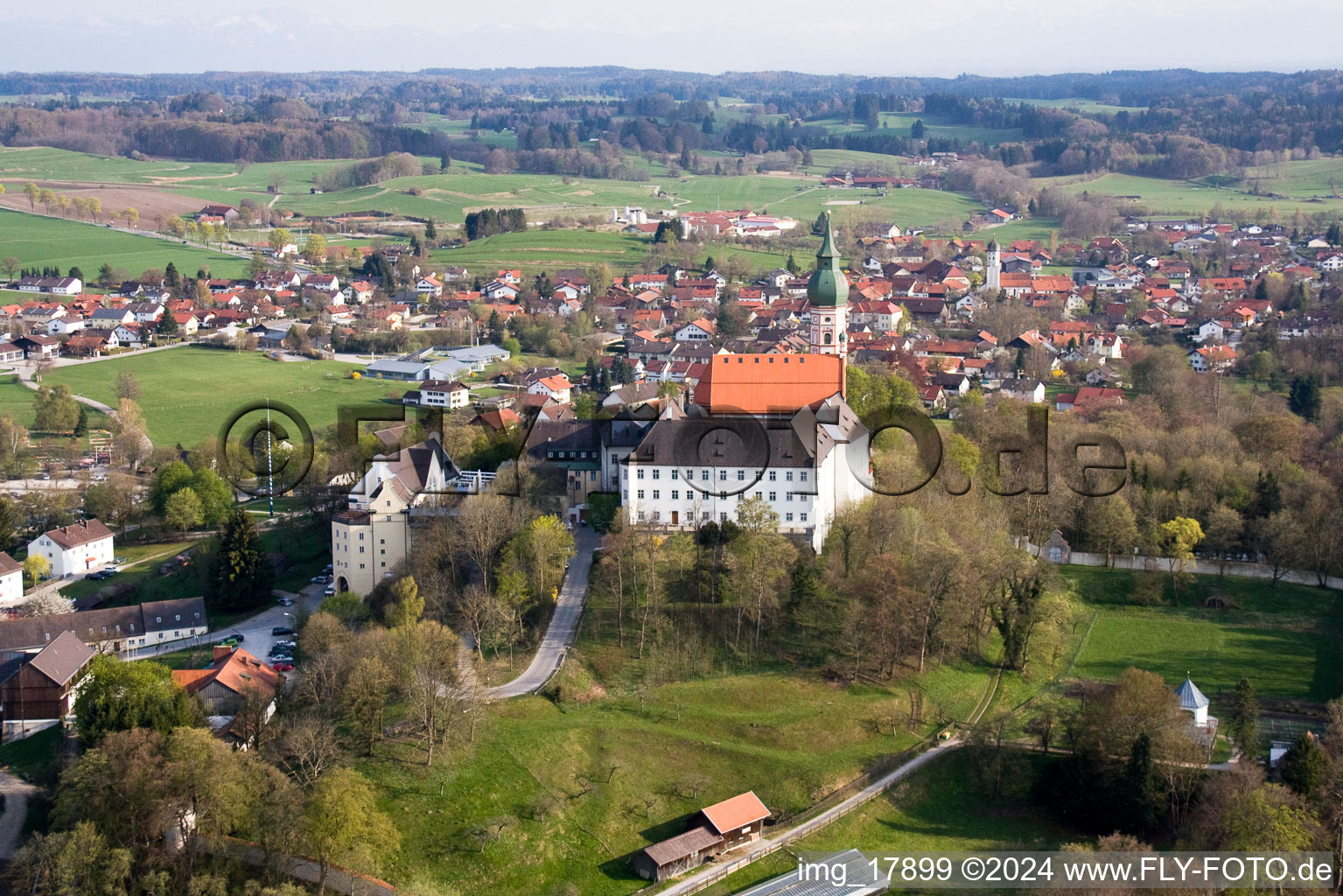 Vue aérienne de Ensemble immobilier du monastère et de la brasserie de la Bergstrasse à le quartier Erling in Andechs dans le département Bavière, Allemagne