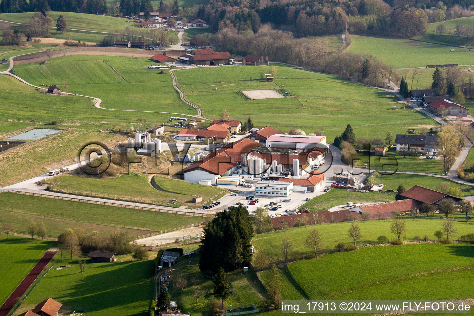 Vue aérienne de Installations techniques dans la zone industrielle Andechser Molkerei Scheitz à le quartier Erling in Andechs dans le département Bavière, Allemagne