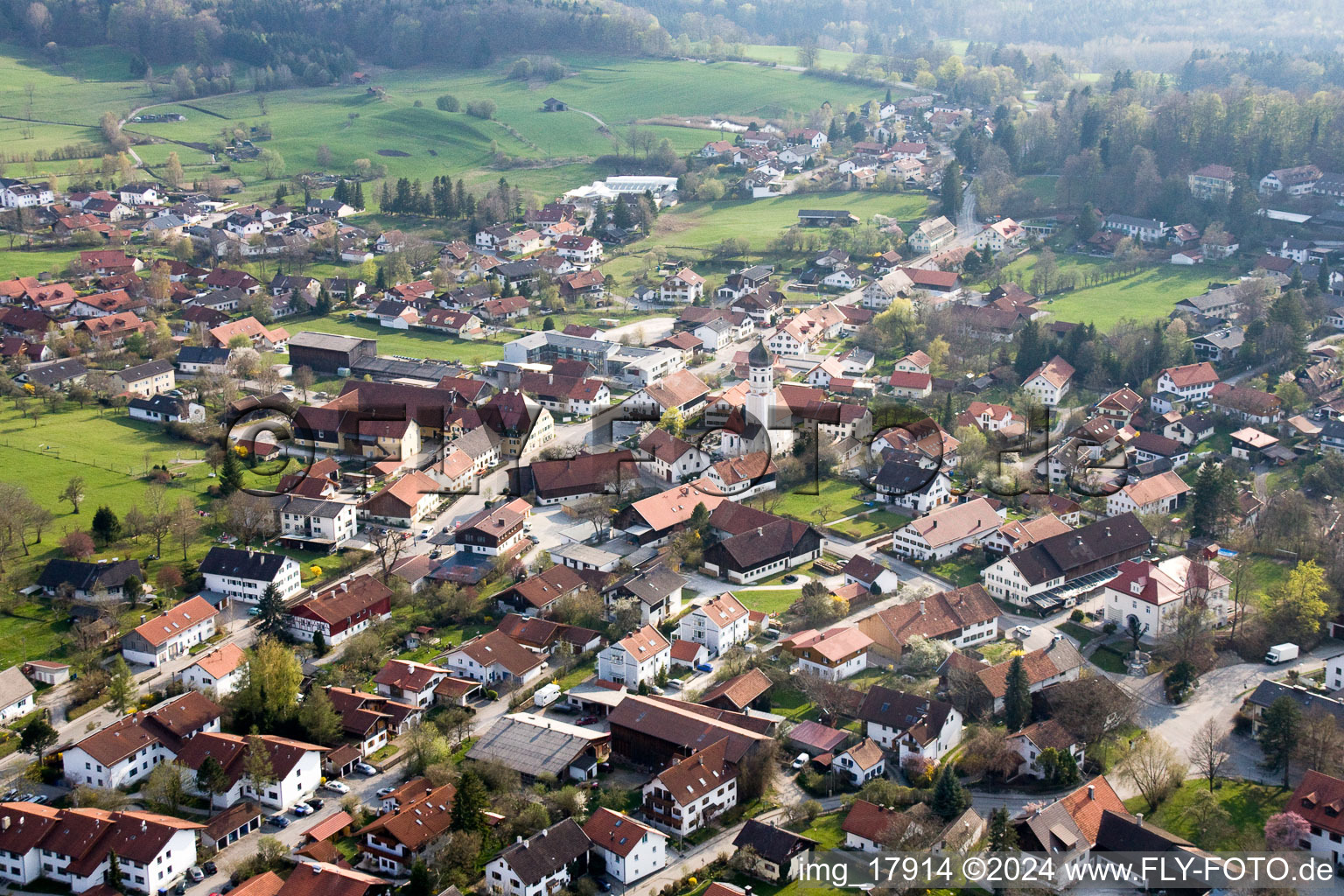 Vue aérienne de Vue des rues et des maisons des quartiers résidentiels à le quartier Erling in Andechs dans le département Bavière, Allemagne