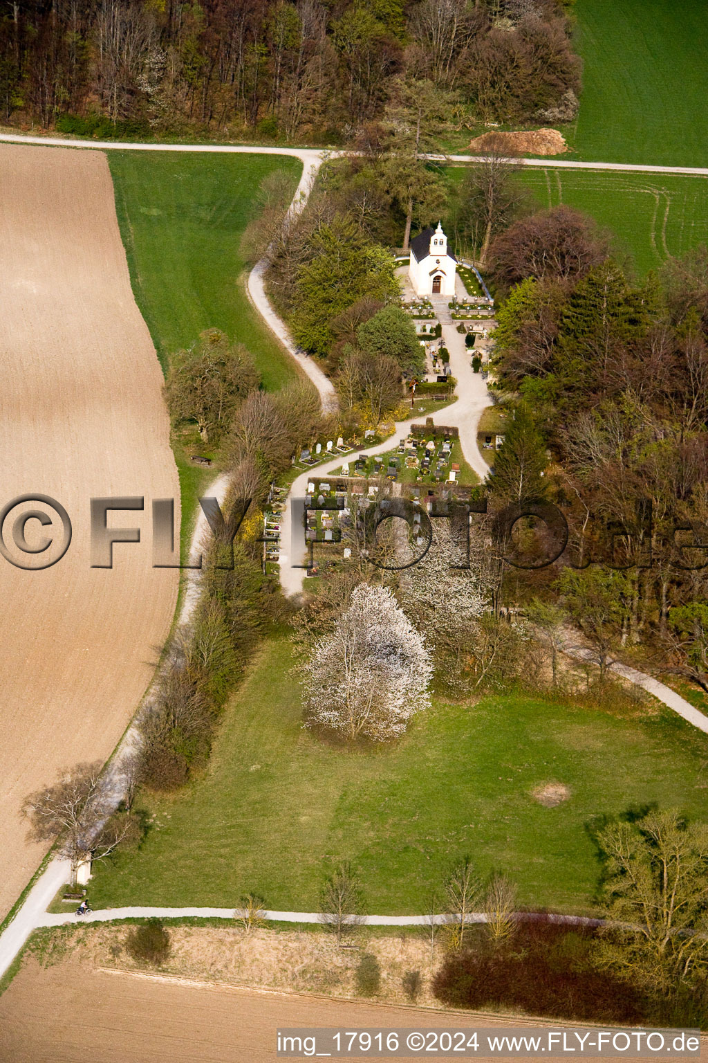 Vue aérienne de Cimetière et chapelle de la paix à le quartier Erling in Andechs dans le département Bavière, Allemagne