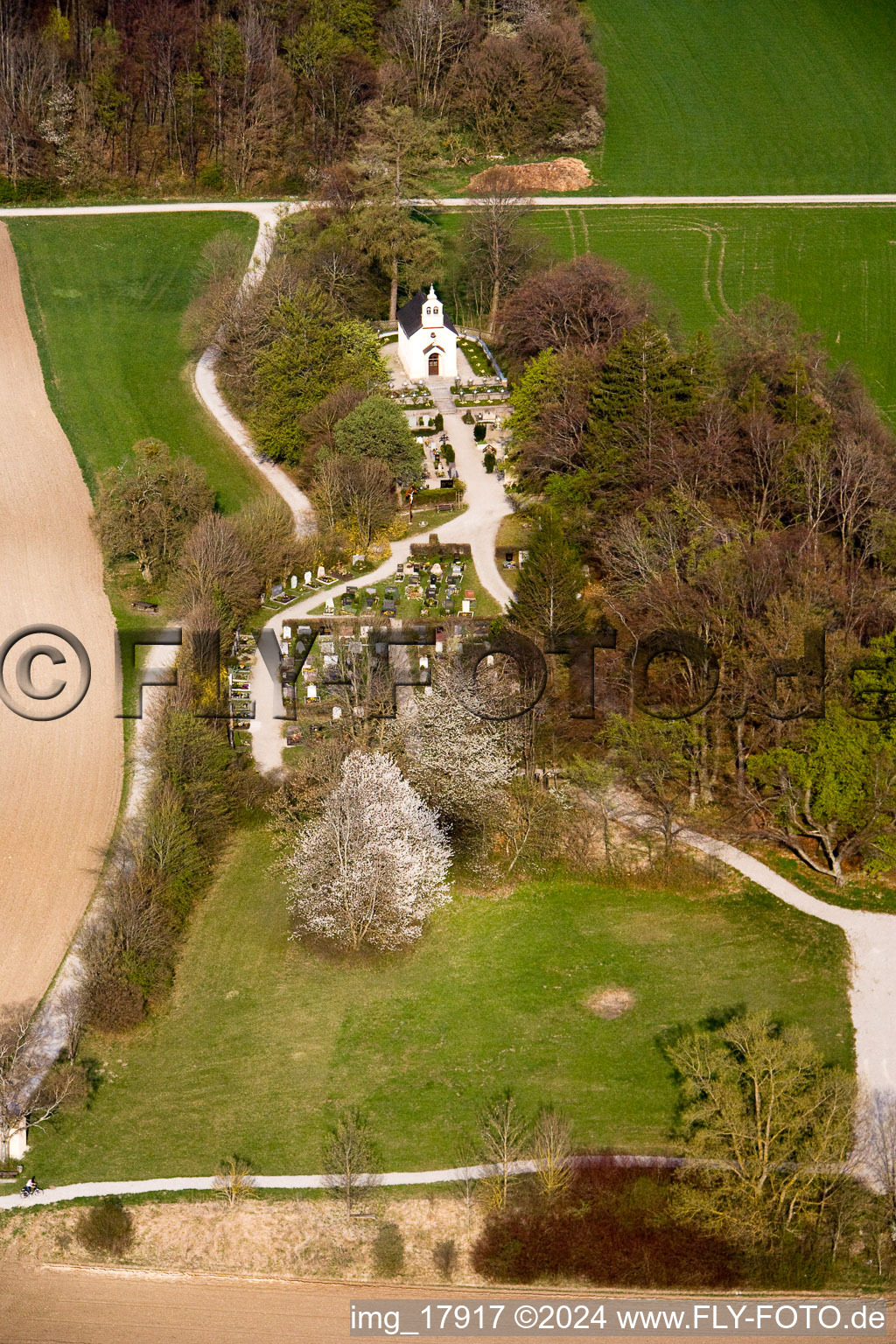 Vue aérienne de Cimetière et chapelle de la paix à le quartier Erling in Andechs dans le département Bavière, Allemagne