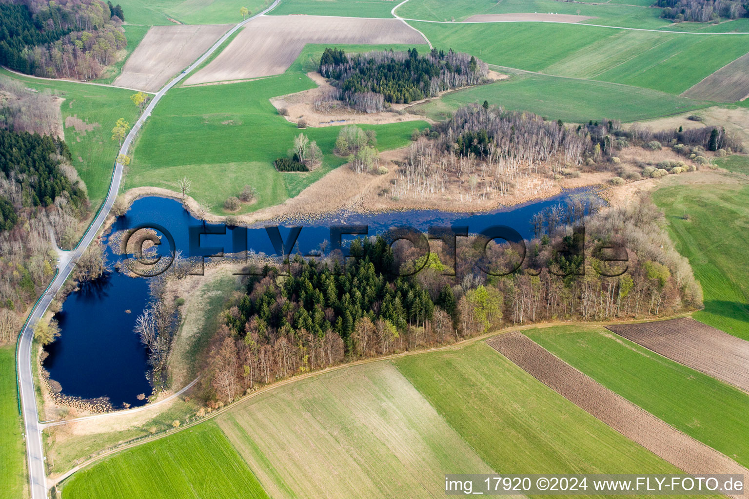 Vue aérienne de Paysage d'étang Seacht'n à Andechs dans le département Bavière, Allemagne