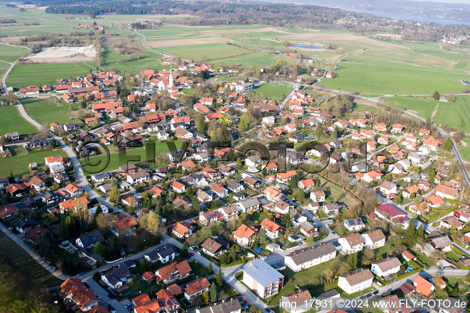 Vue aérienne de Vue sur le village à le quartier Traubing in Tutzing dans le département Bavière, Allemagne