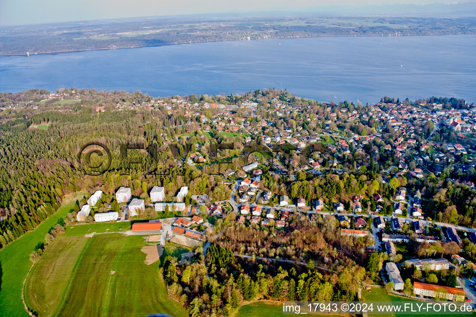 Vue aérienne de Sur le lac de Starnberg à Tutzing dans le département Bavière, Allemagne