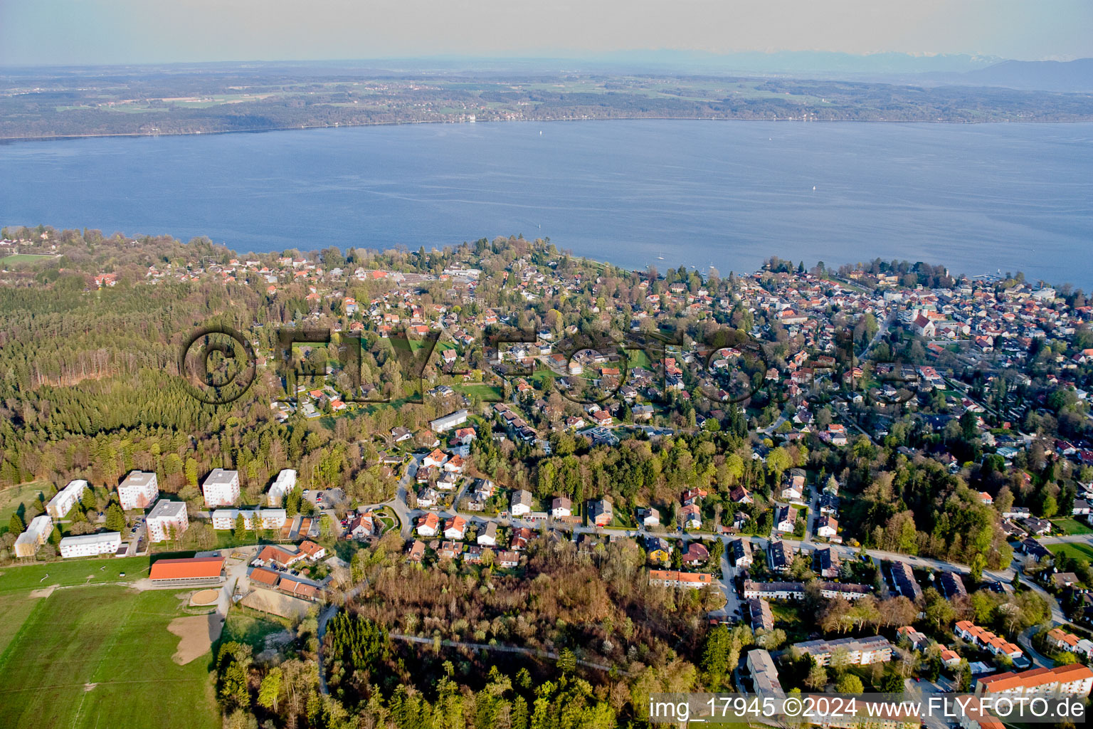 Vue aérienne de Sur le lac de Starnberg à Tutzing dans le département Bavière, Allemagne