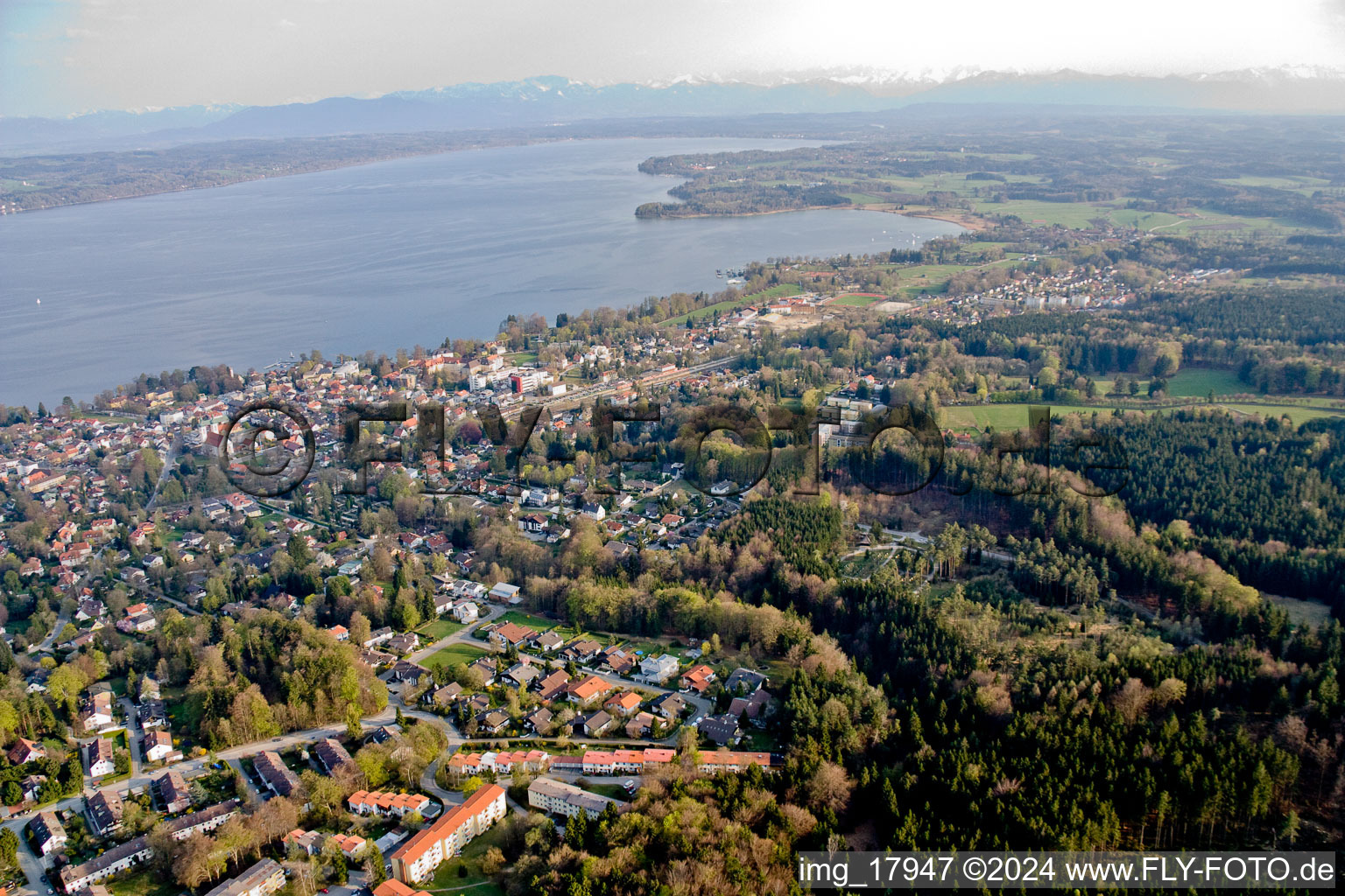 Vue aérienne de Zones riveraines de la zone du lac de Starnberg à Tutzing dans le département Bavière, Allemagne