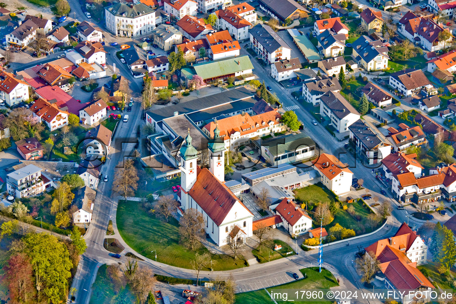 Vue aérienne de Bâtiment de l'église Saint-Joseph au centre du village à Tutzing dans le département Bavière, Allemagne