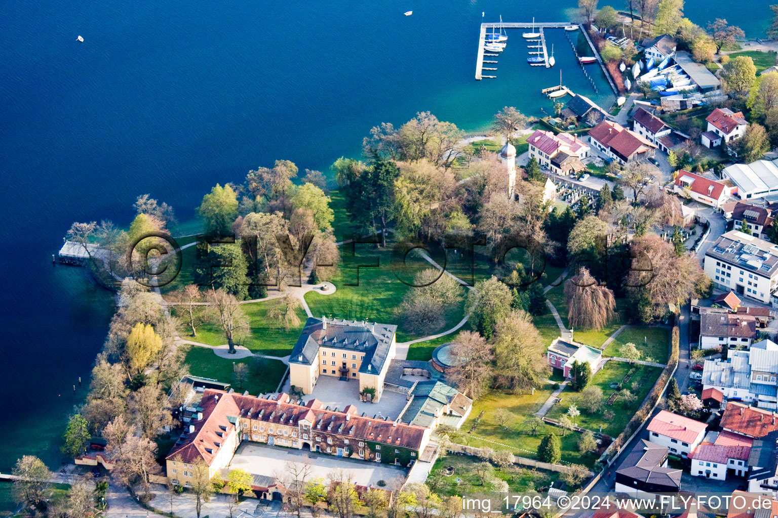 Image drone de Sur le lac de Starnberg à Tutzing dans le département Bavière, Allemagne