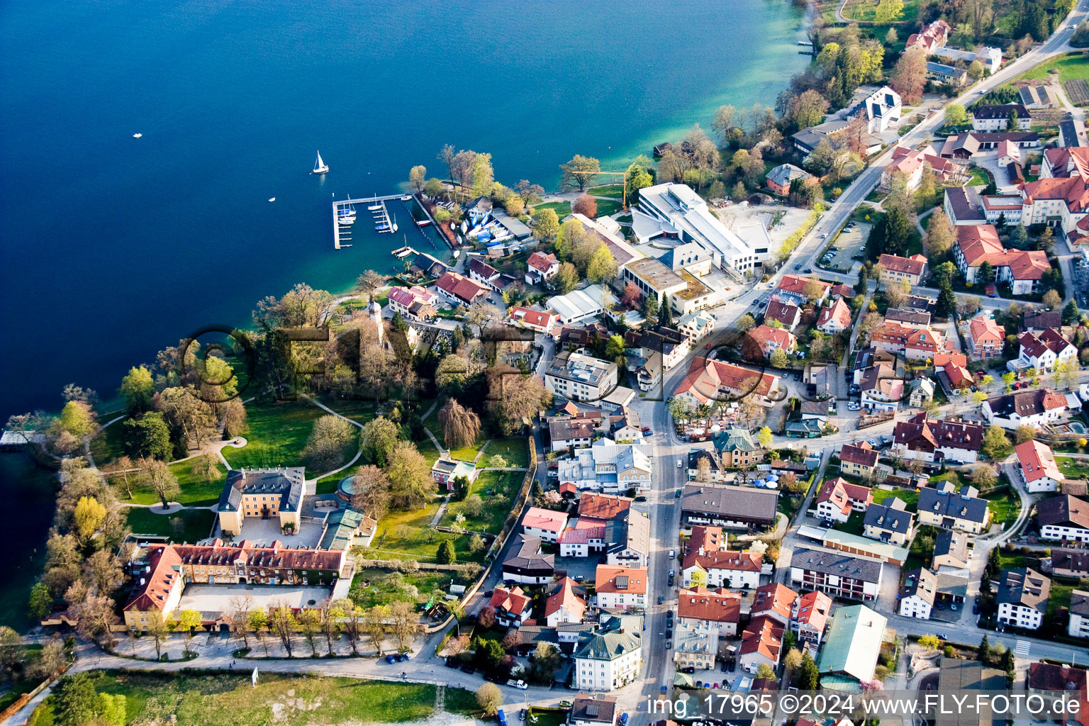 Vue aérienne de Parc Bleicherpark au bord du lac de Starnberg à Tutzing dans le département Bavière, Allemagne