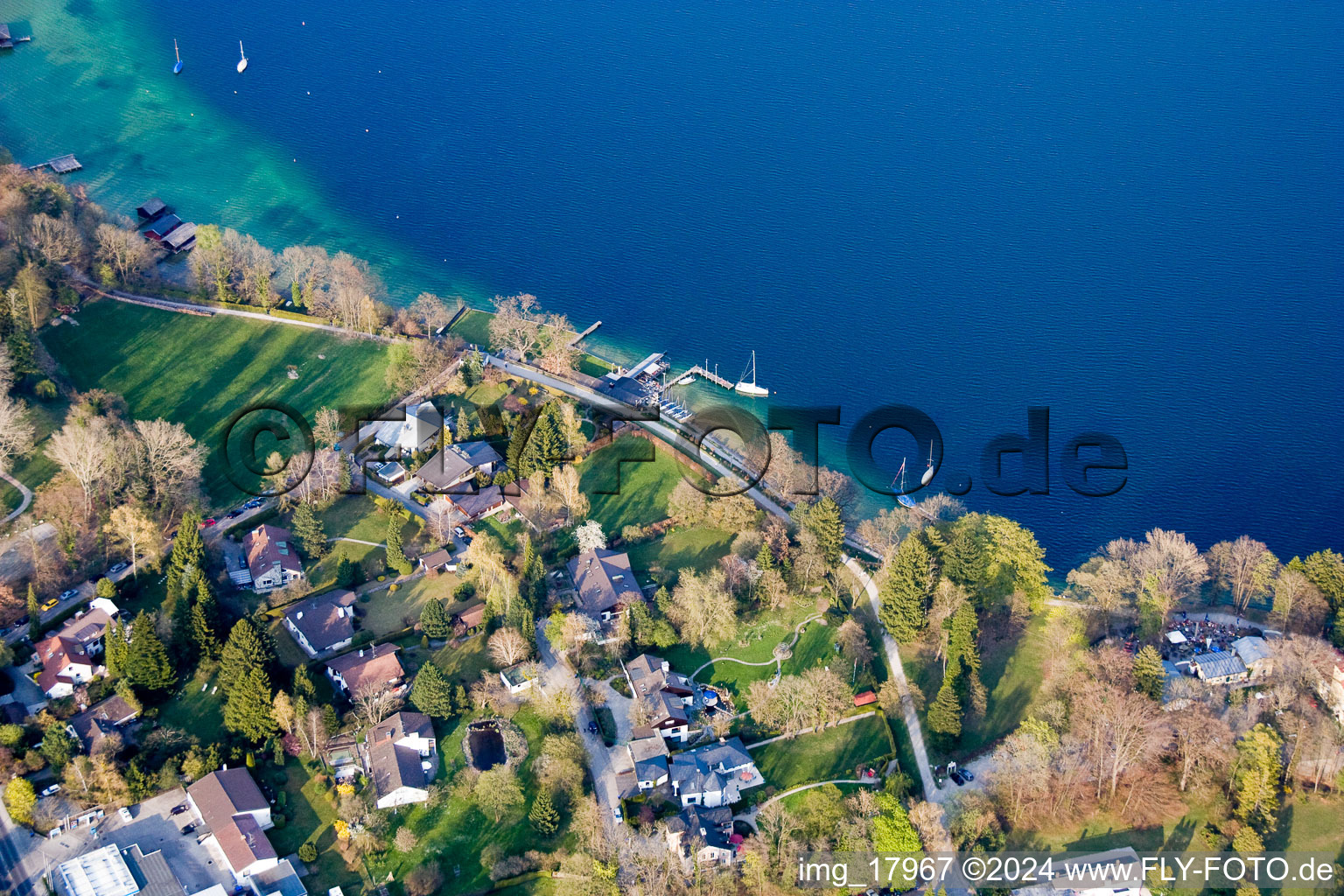 Sur le lac de Starnberg à Tutzing dans le département Bavière, Allemagne du point de vue du drone