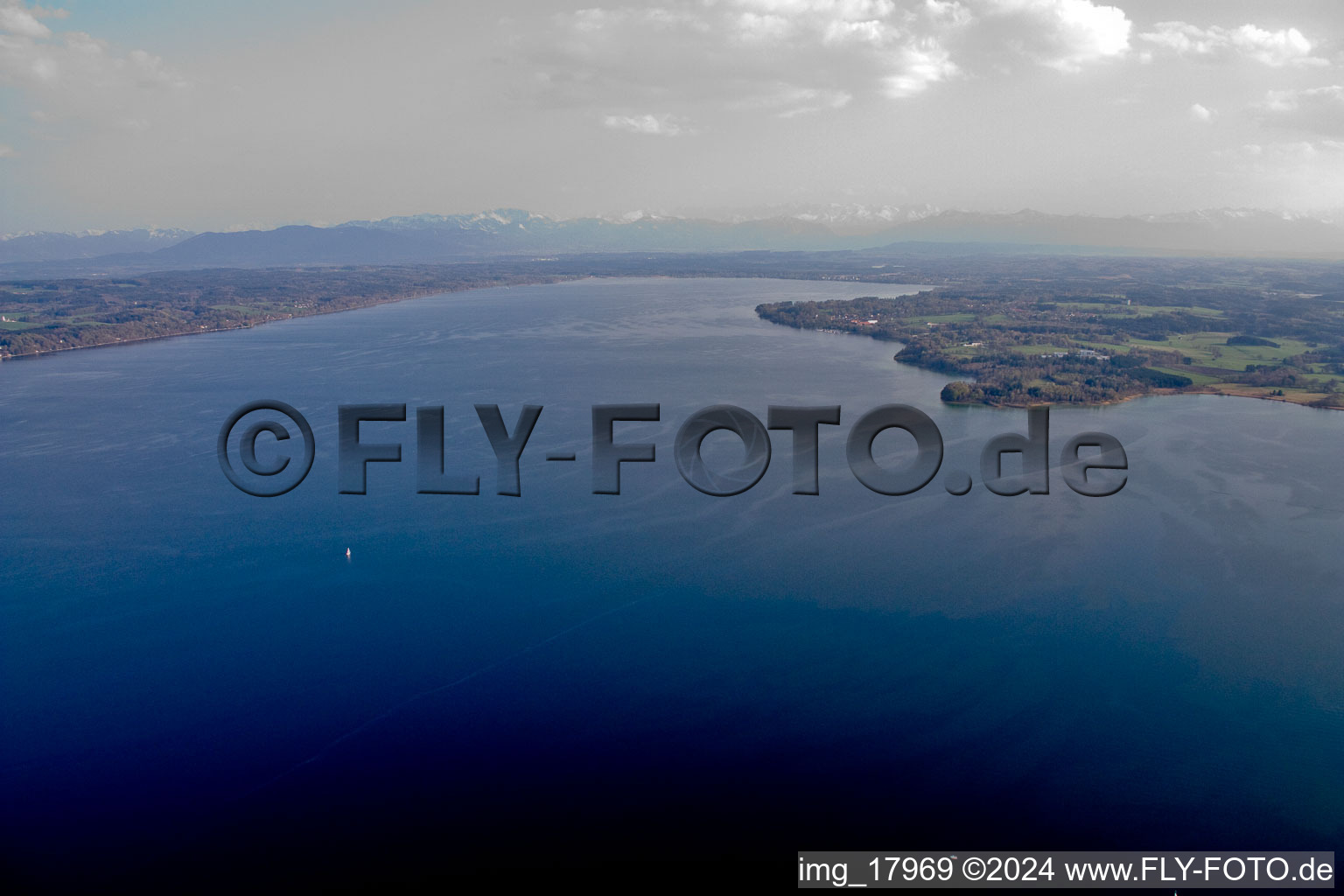 Sur le lac de Starnberg à Tutzing dans le département Bavière, Allemagne d'un drone