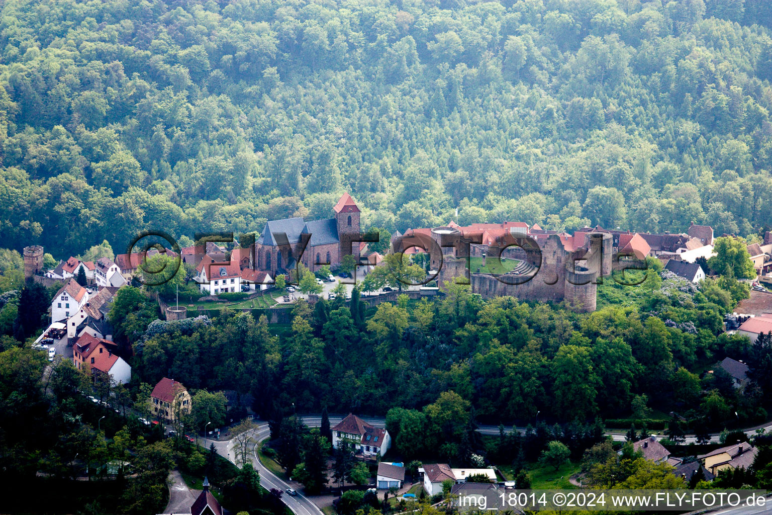 Vue aérienne de Ruines et vestiges des murs de l'ancien complexe du château et de la forteresse Neuleiningen à Neuleiningen dans le département Rhénanie-Palatinat, Allemagne