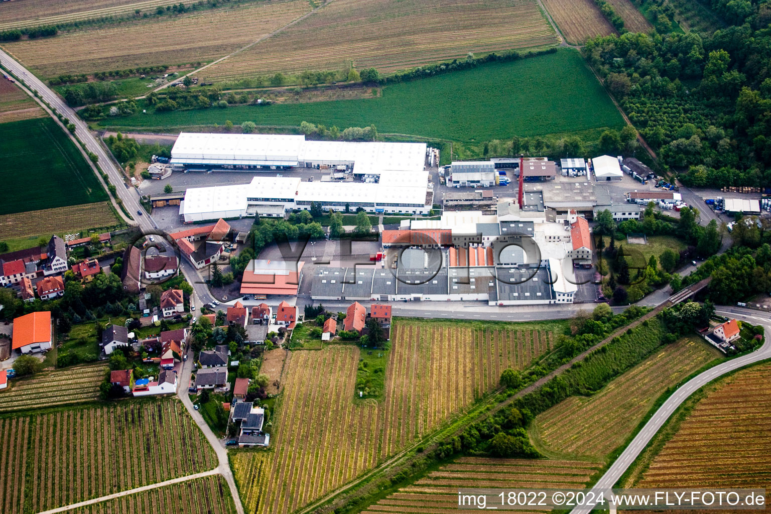 Vue aérienne de Gechem GmbH à Kleinkarlbach dans le département Rhénanie-Palatinat, Allemagne