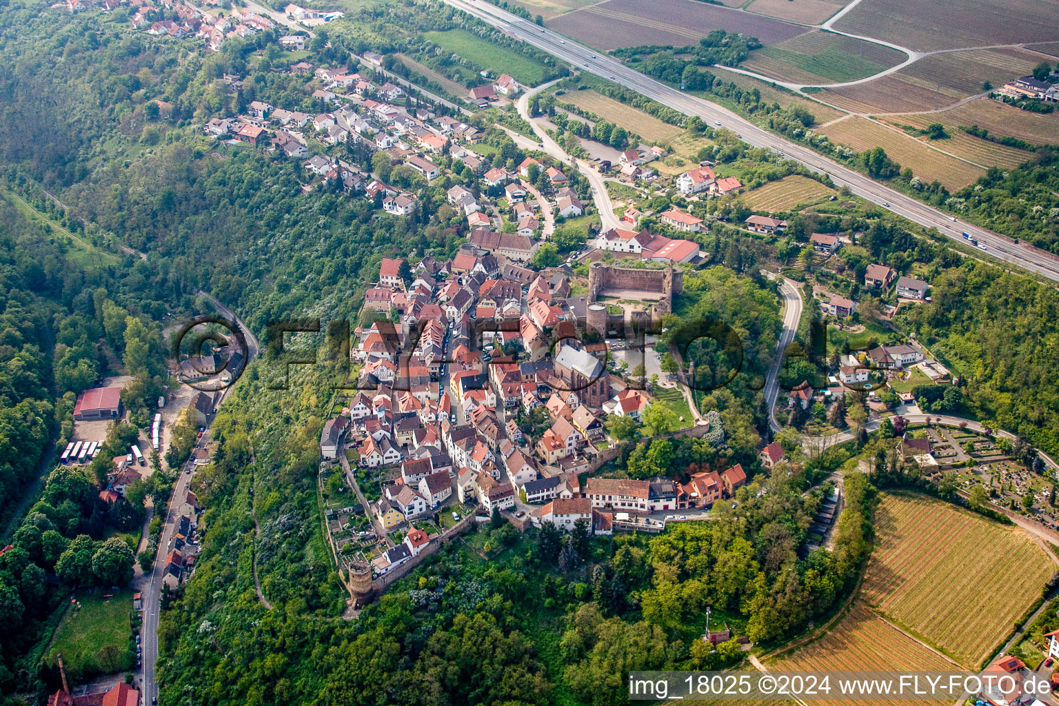 Neuleiningen dans le département Rhénanie-Palatinat, Allemagne vu d'un drone