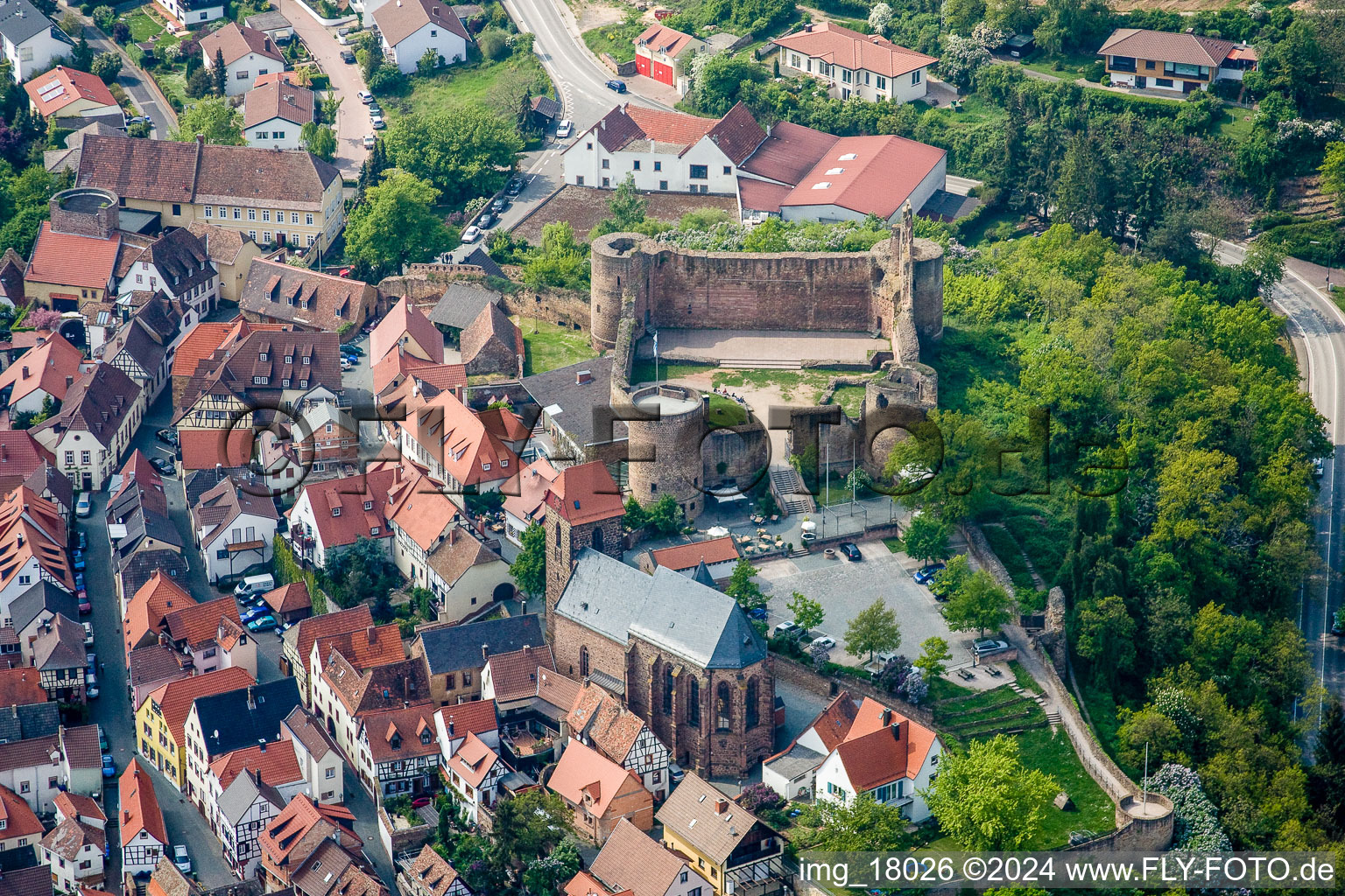 Vue aérienne de Ruines et vestiges des murs de l'ancien complexe du château et de la forteresse Neuleiningen à Neuleiningen dans le département Rhénanie-Palatinat, Allemagne