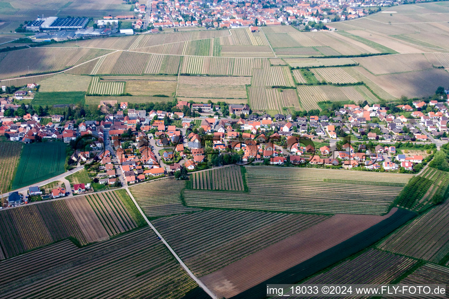 Vue d'oiseau de Kleinkarlbach dans le département Rhénanie-Palatinat, Allemagne