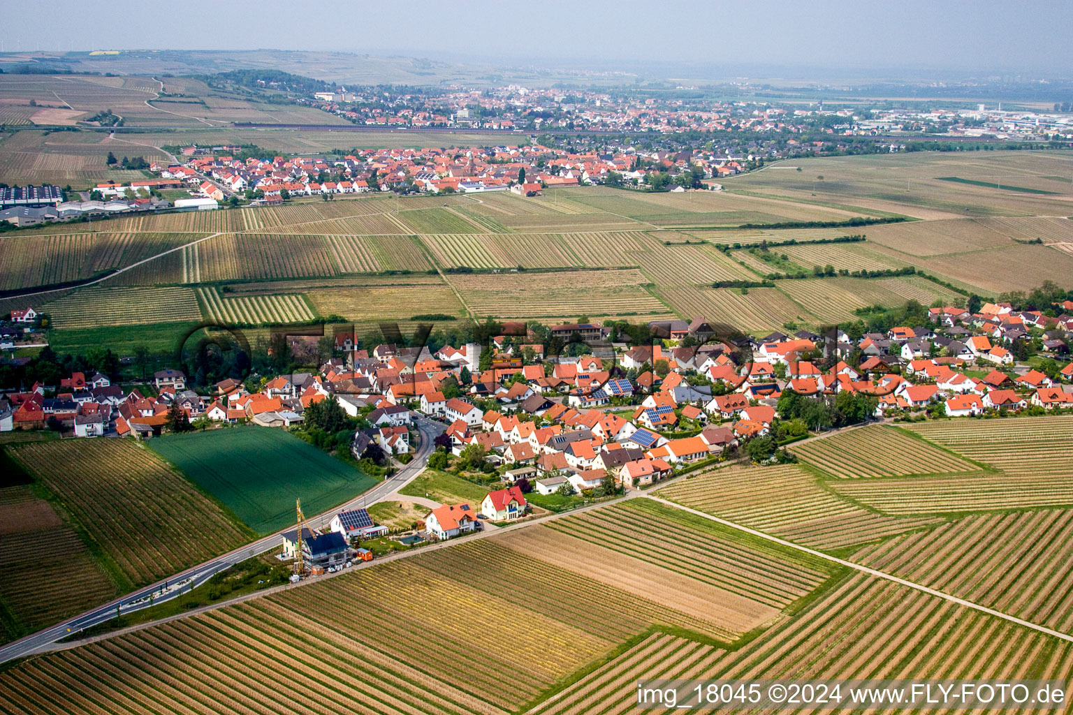 Vue aérienne de Champs agricoles et surfaces utilisables à Kleinkarlbach dans le département Rhénanie-Palatinat, Allemagne