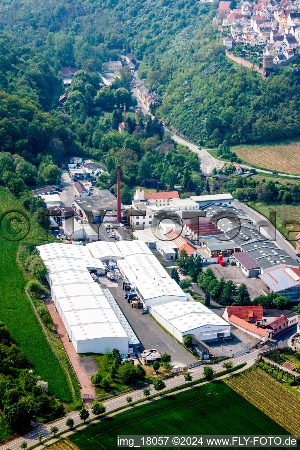 Vue aérienne de Locaux de l'usine du producteur chimique Gechem GmbH & Co KG dans le quartier de Neuleiningen-Tal à Kleinkarlbach dans le département Rhénanie-Palatinat, Allemagne