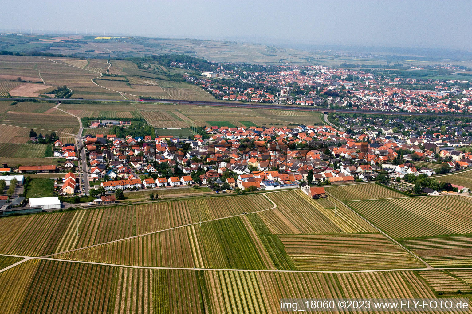 Kleinkarlbach dans le département Rhénanie-Palatinat, Allemagne du point de vue du drone