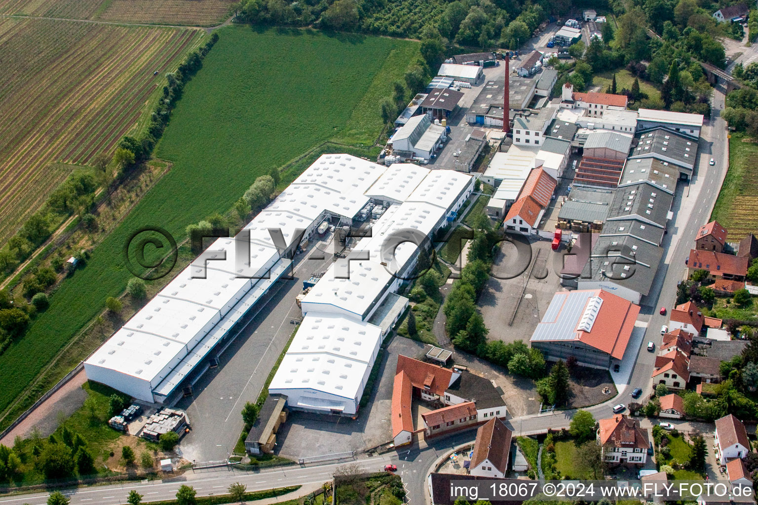 Photographie aérienne de Locaux de l'usine du producteur chimique Gechem GmbH & Co KG dans le quartier de Neuleiningen-Tal à Kleinkarlbach dans le département Rhénanie-Palatinat, Allemagne