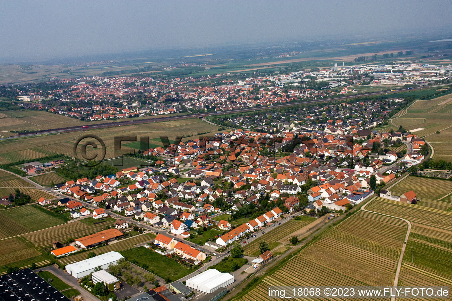 Kleinkarlbach dans le département Rhénanie-Palatinat, Allemagne d'un drone