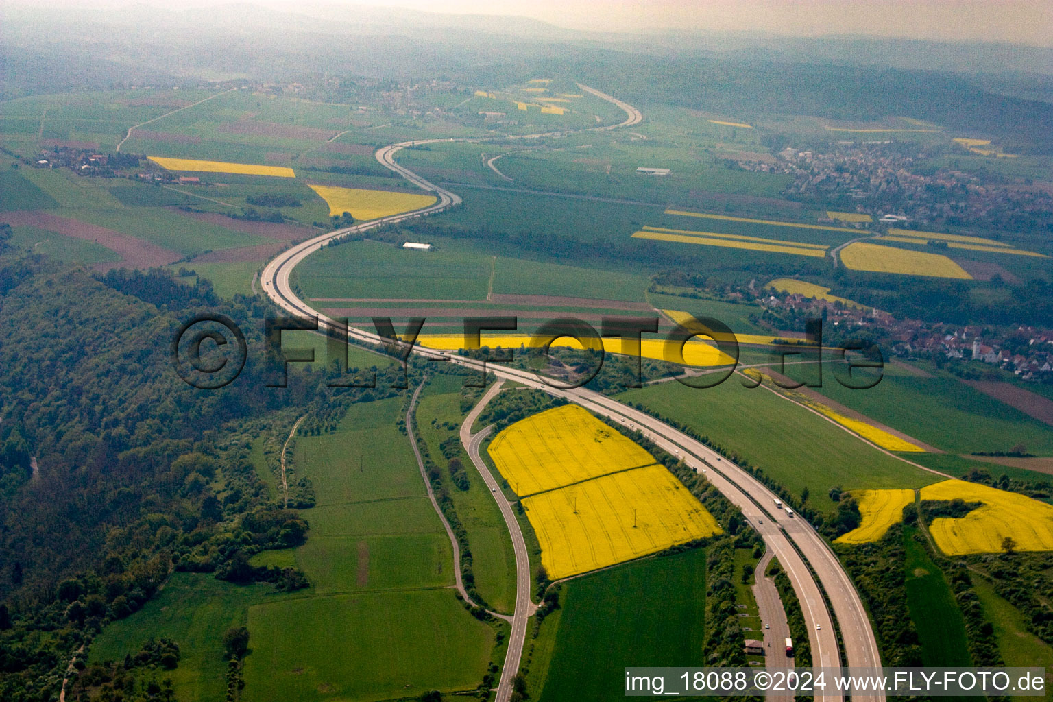 Vue aérienne de Tracé autoroutier du BAB A6 à le quartier Nackterhof in Hettenleidelheim dans le département Rhénanie-Palatinat, Allemagne