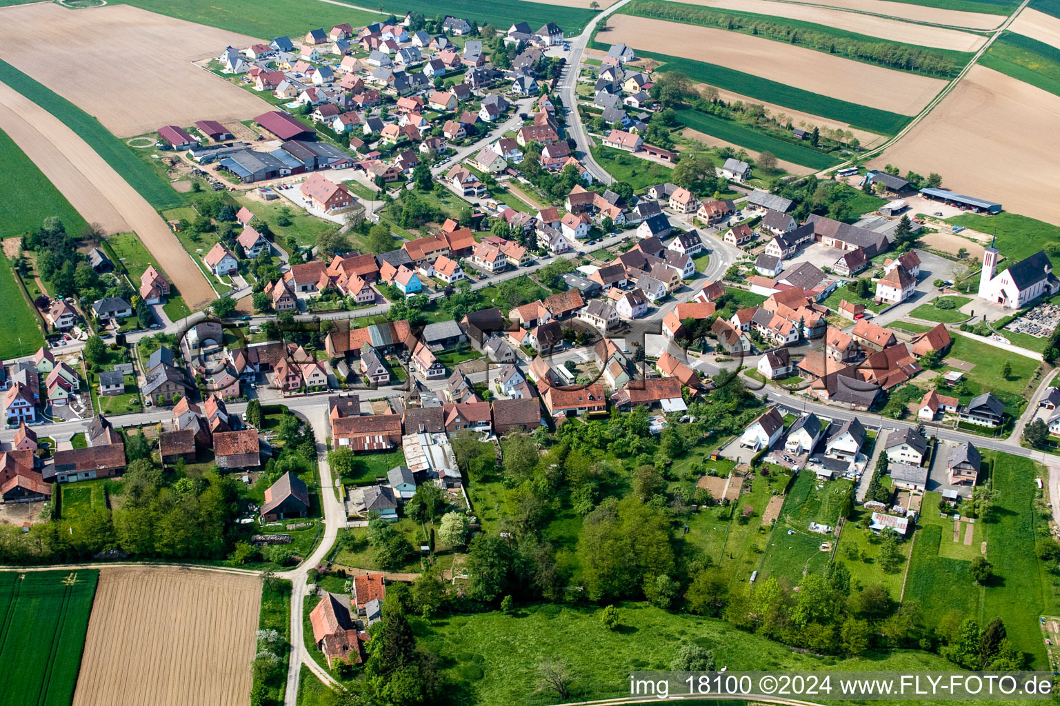 Vue aérienne de Vue sur le village à Buhl dans le département Bas Rhin, France