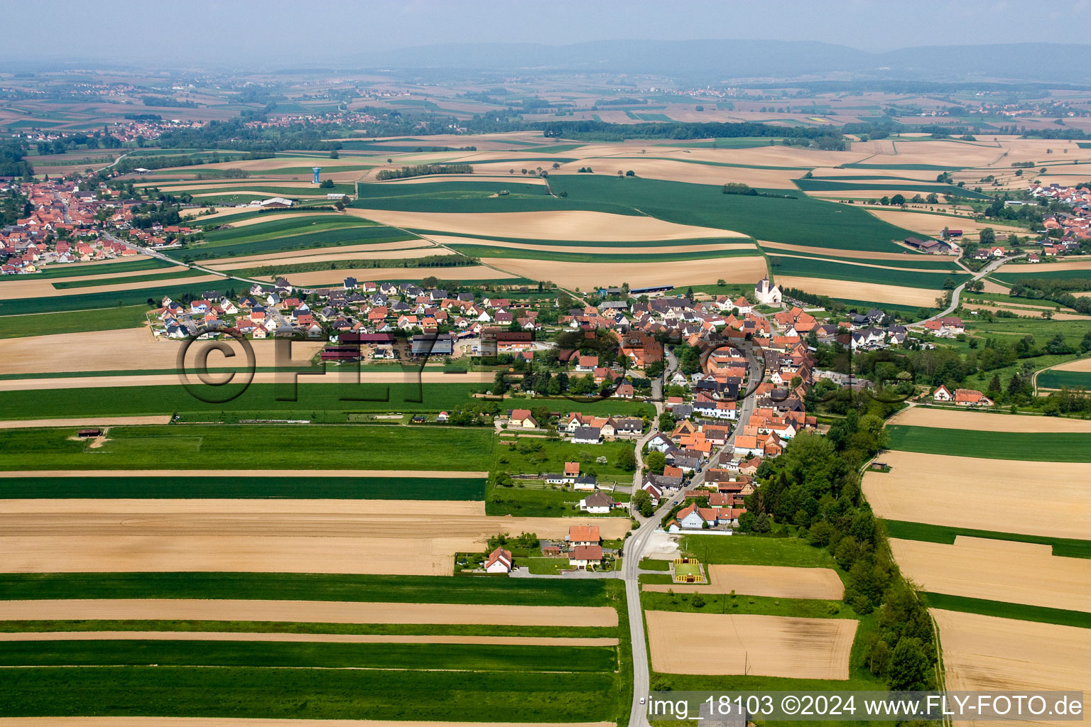 Vue aérienne de Hatten dans le département Bas Rhin, France