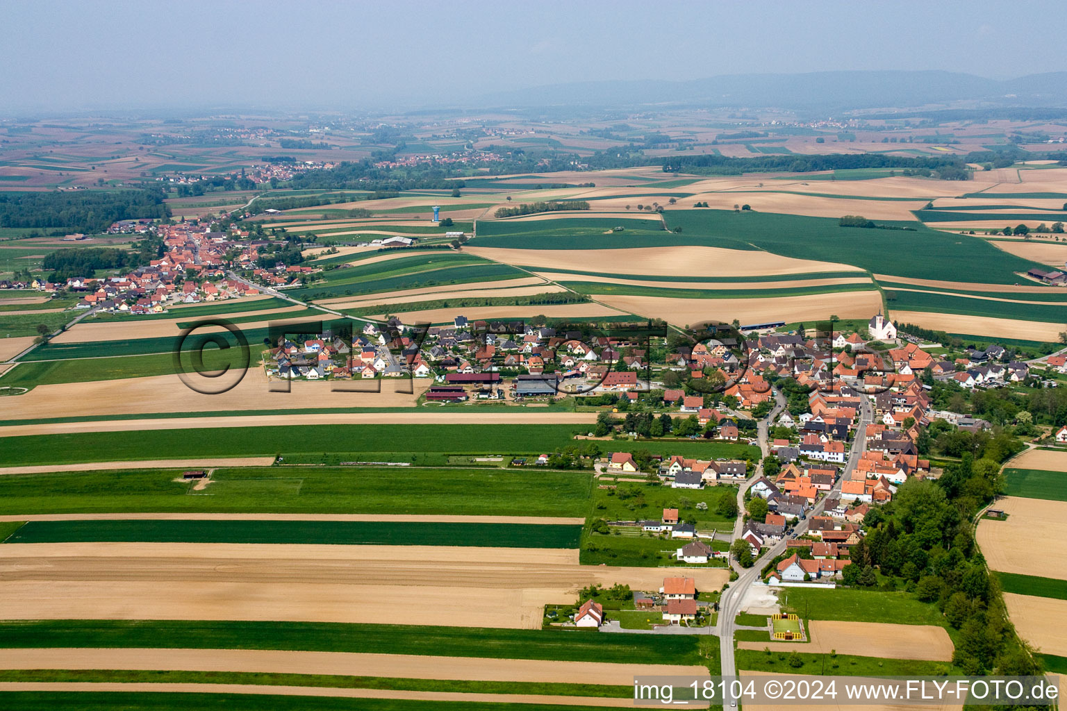 Vue aérienne de Champs agricoles et surfaces utilisables à Stundwiller dans le département Bas Rhin, France