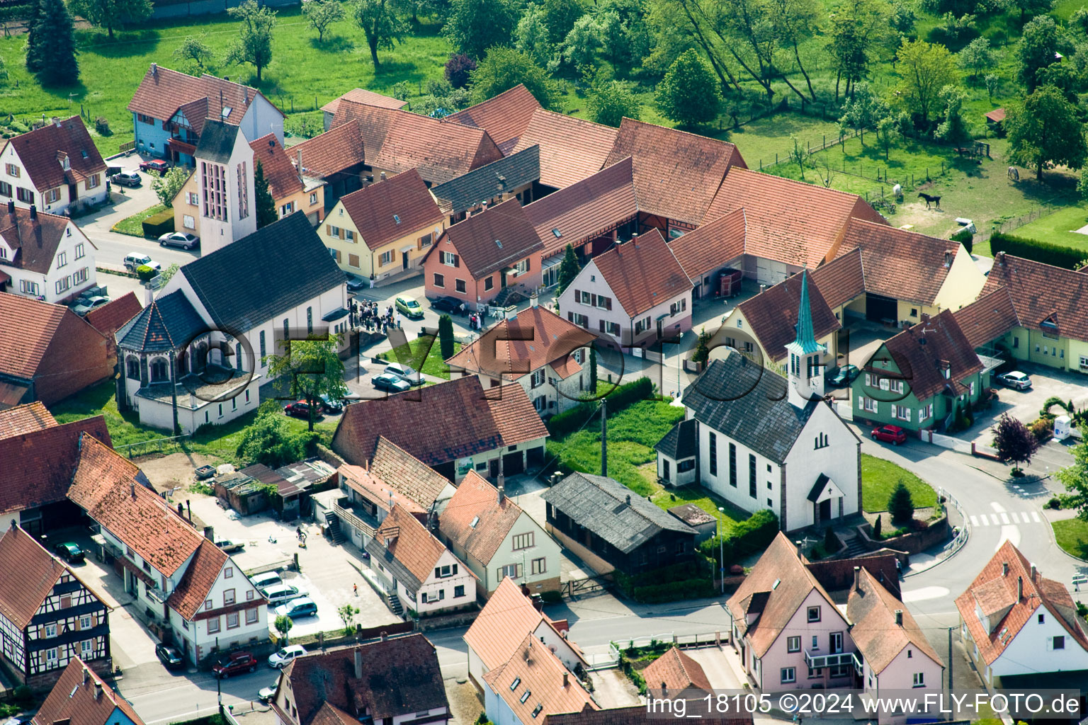 Vue aérienne de Vue sur le village à Buhl dans le département Bas Rhin, France