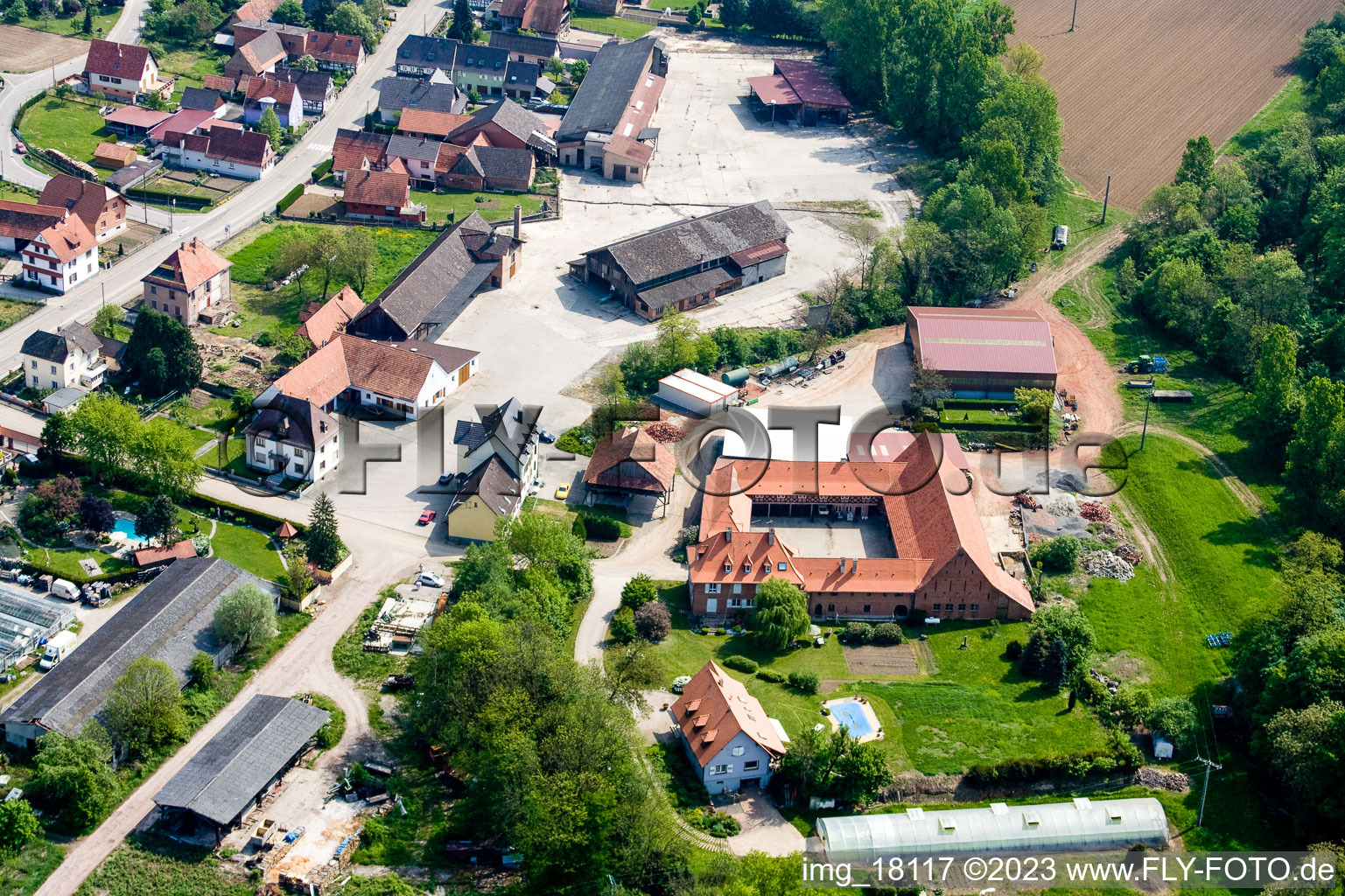 Niederrœdern dans le département Bas Rhin, France du point de vue du drone