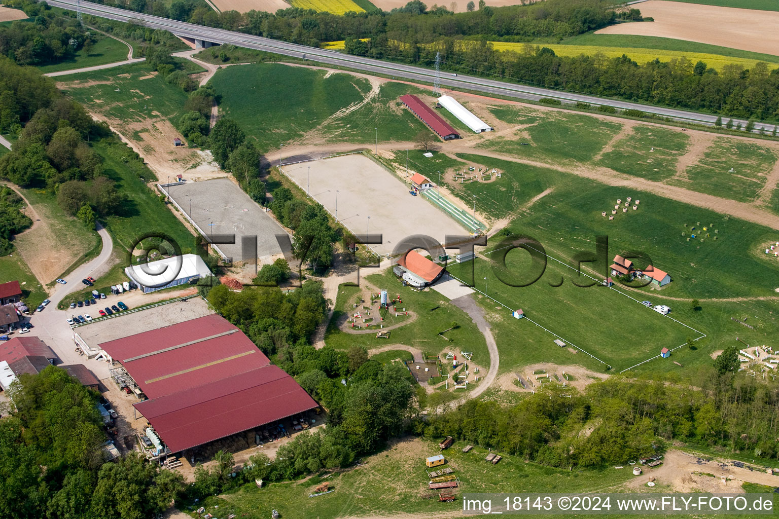 Haras de la Née à Neewiller-près-Lauterbourg dans le département Bas Rhin, France depuis l'avion