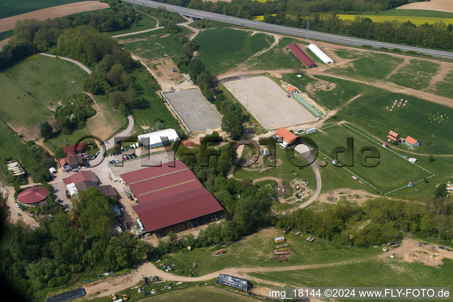 Vue d'oiseau de Haras de la Née à Neewiller-près-Lauterbourg dans le département Bas Rhin, France