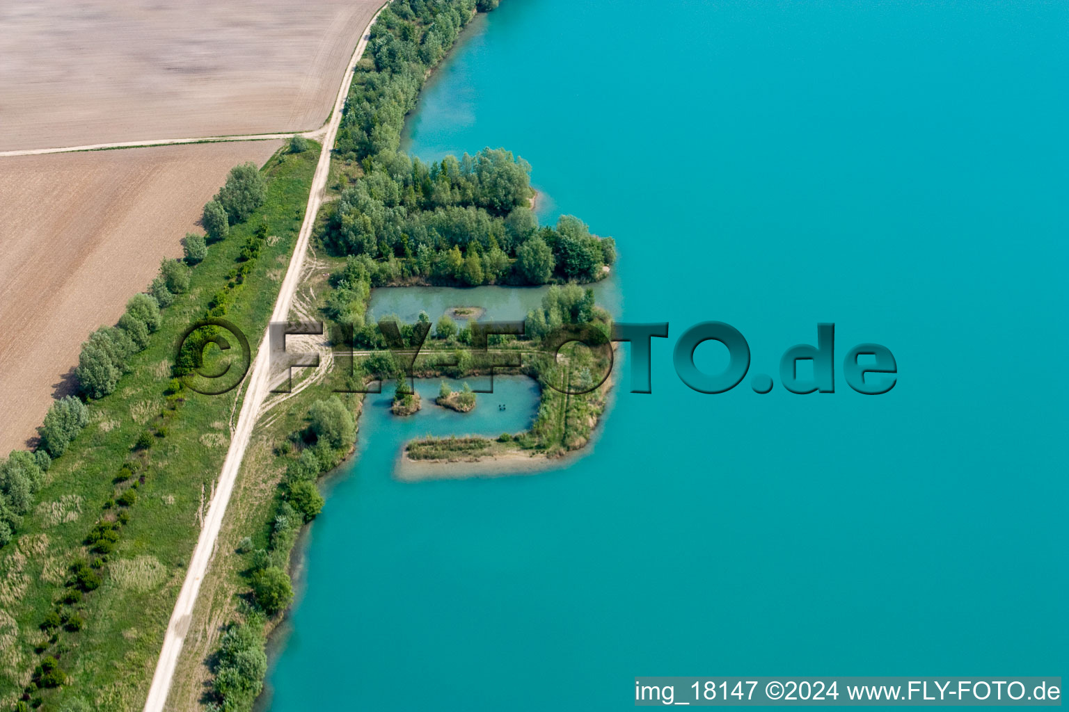 Vue aérienne de Étang de carrière à Lauterbourg dans le département Bas Rhin, France