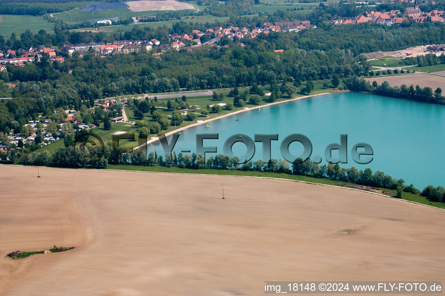 Vue aérienne de Zones riveraines sur la plage de sable de la piscine extérieure Aquapark Alsace à Lauterbourg dans le département Bas Rhin, France