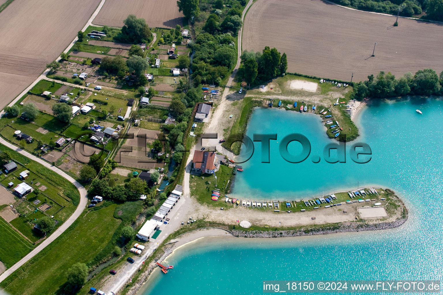 Vue aérienne de Zones riveraines sur la plage de sable de la piscine extérieure Aquapark Alsace à Lauterbourg dans le département Bas Rhin, France