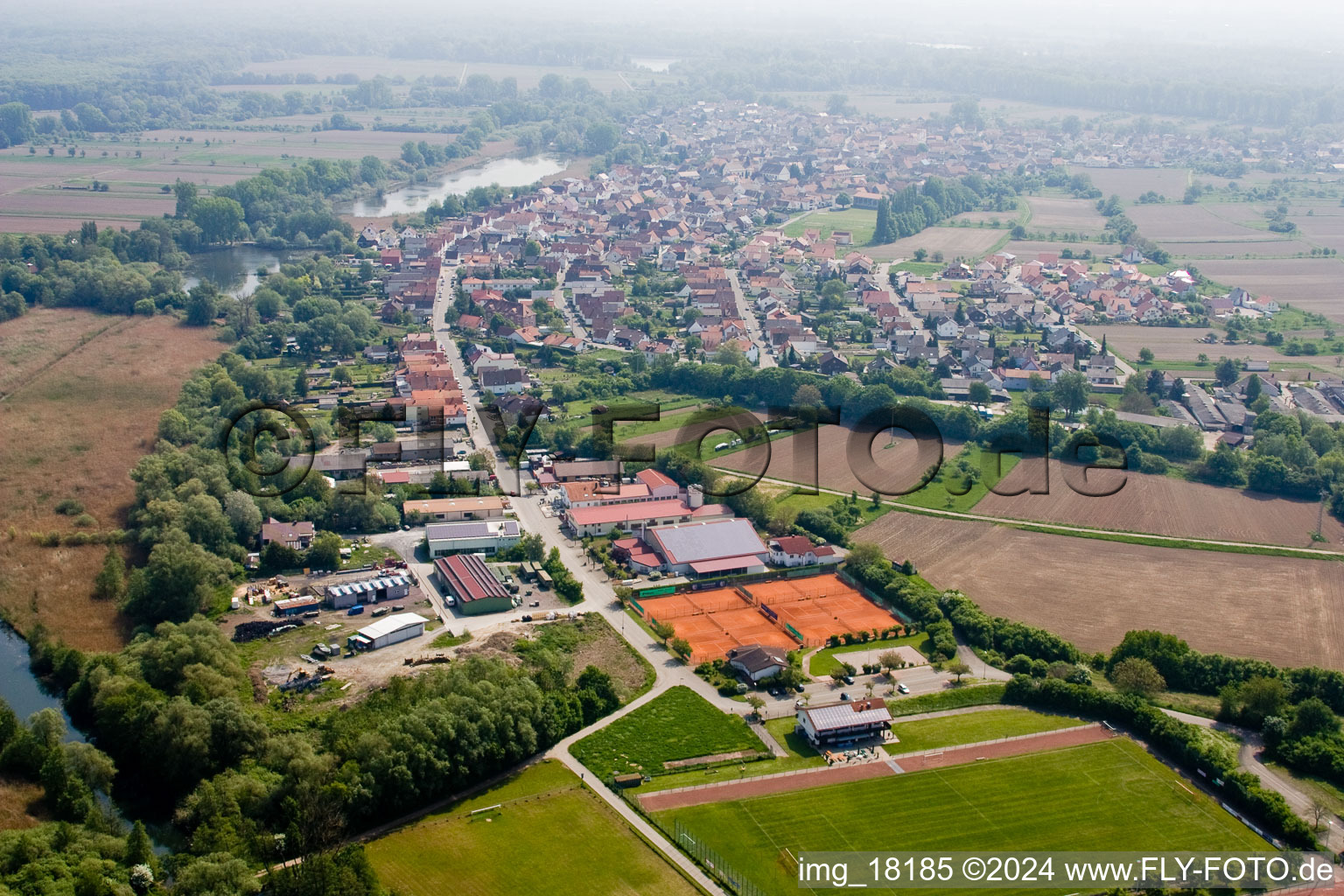 Neuburg dans le département Rhénanie-Palatinat, Allemagne du point de vue du drone