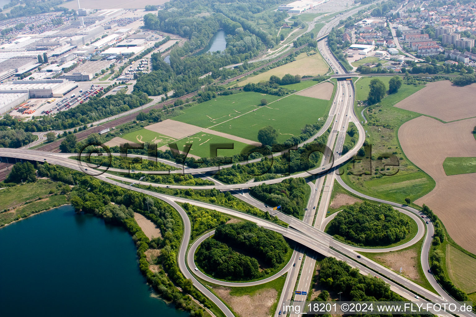 Vue aérienne de Jonction d'autoroute A65 de Hagenbach à le quartier Maximiliansau in Wörth am Rhein dans le département Rhénanie-Palatinat, Allemagne