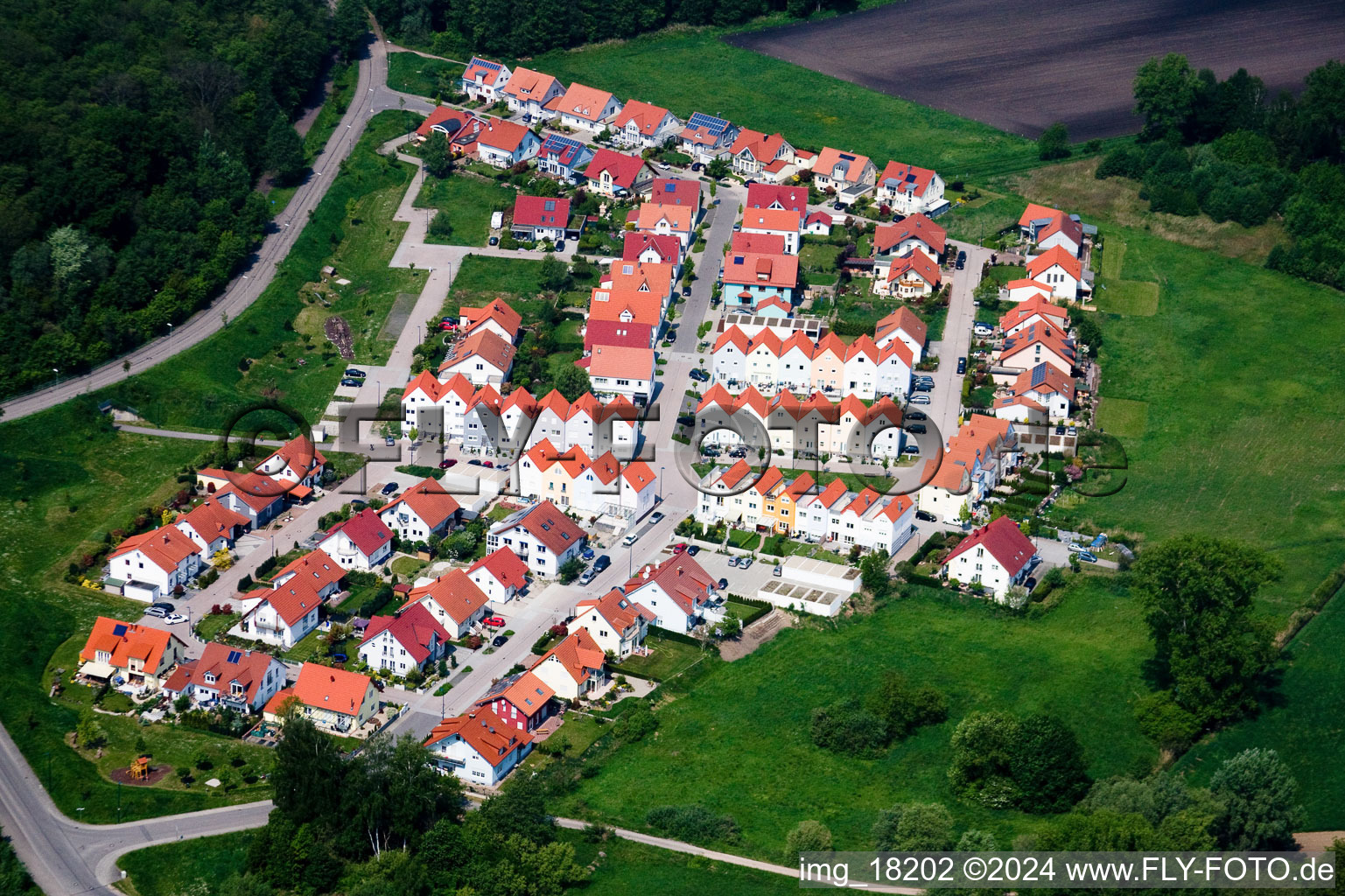 Vue d'oiseau de Nouvelle zone de développement à Wörth am Rhein dans le département Rhénanie-Palatinat, Allemagne