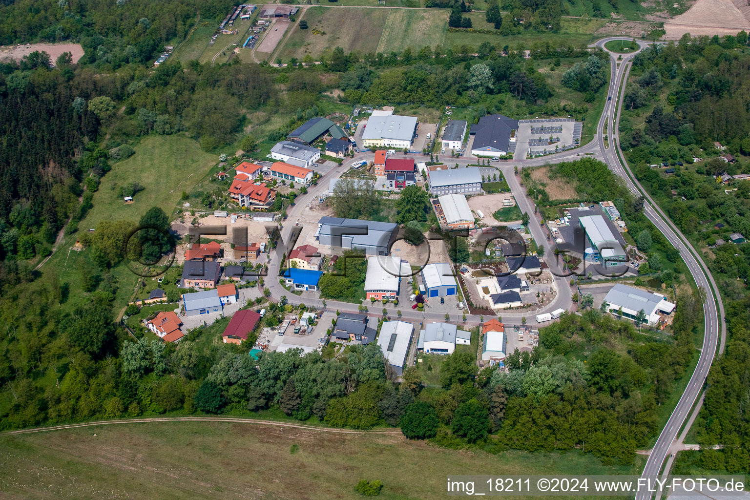 Vue aérienne de Zone commerciale à Jockgrim dans le département Rhénanie-Palatinat, Allemagne