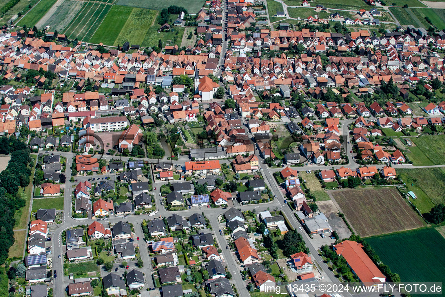 Vue d'oiseau de Hatzenbühl dans le département Rhénanie-Palatinat, Allemagne