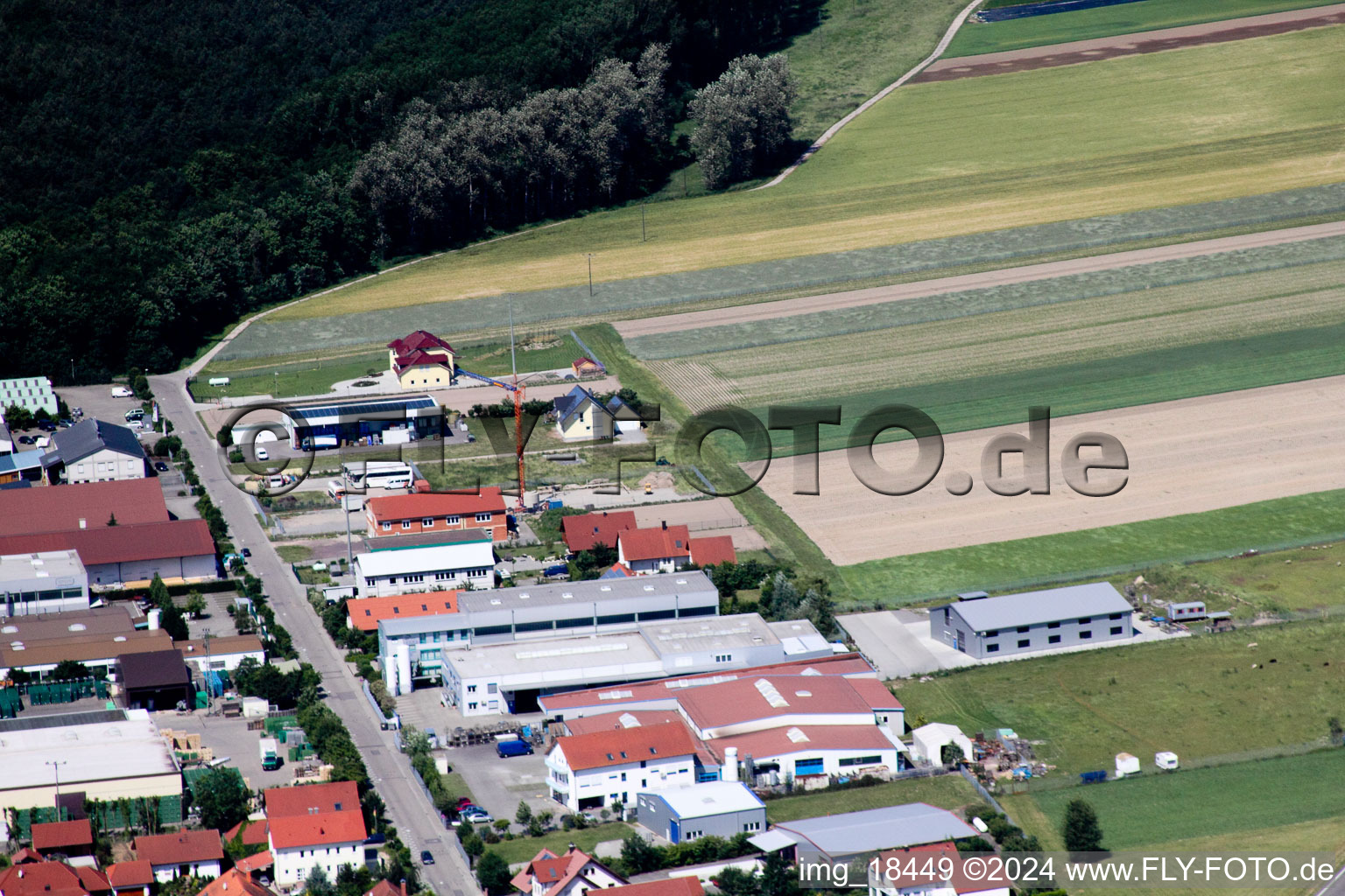 Vue d'oiseau de Hatzenbühl dans le département Rhénanie-Palatinat, Allemagne