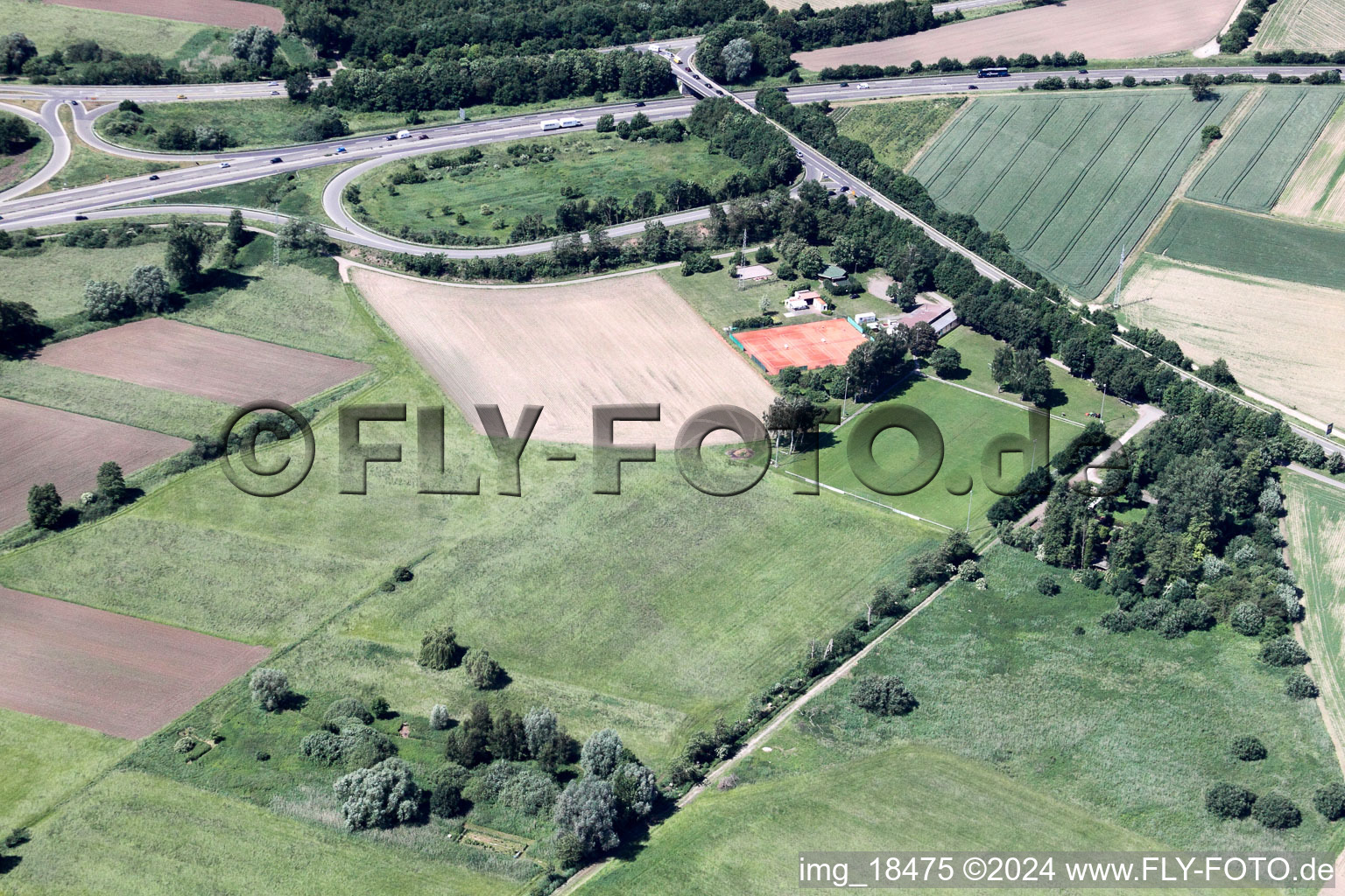 Vue aérienne de Terrain de sport à Erlenbach bei Kandel dans le département Rhénanie-Palatinat, Allemagne