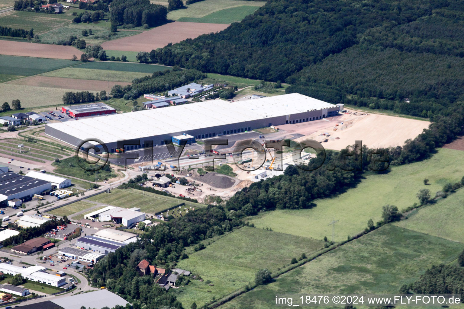 Centre logistique de coïncidence à le quartier Minderslachen in Kandel dans le département Rhénanie-Palatinat, Allemagne d'en haut