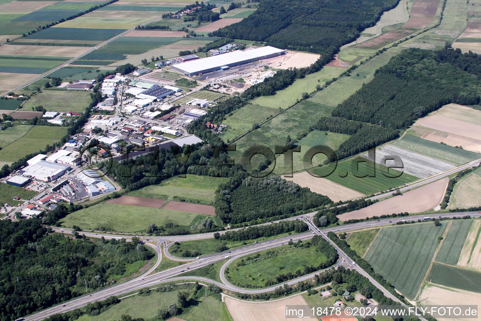 Centre logistique de coïncidence à le quartier Minderslachen in Kandel dans le département Rhénanie-Palatinat, Allemagne vue d'en haut