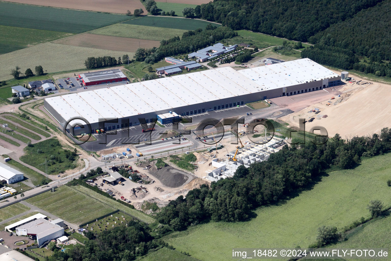 Vue d'oiseau de Centre logistique de coïncidence à le quartier Minderslachen in Kandel dans le département Rhénanie-Palatinat, Allemagne