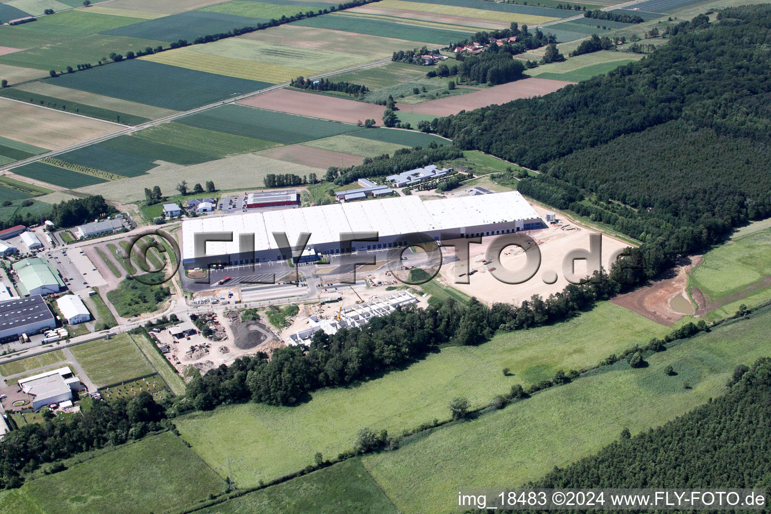 Centre logistique de coïncidence à le quartier Minderslachen in Kandel dans le département Rhénanie-Palatinat, Allemagne vue du ciel